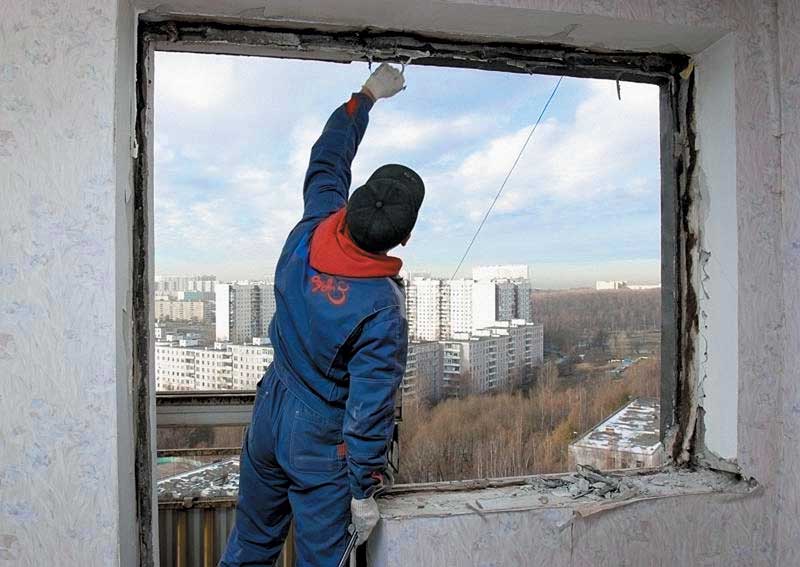 Демонтаж старого остекления балкона Протвино